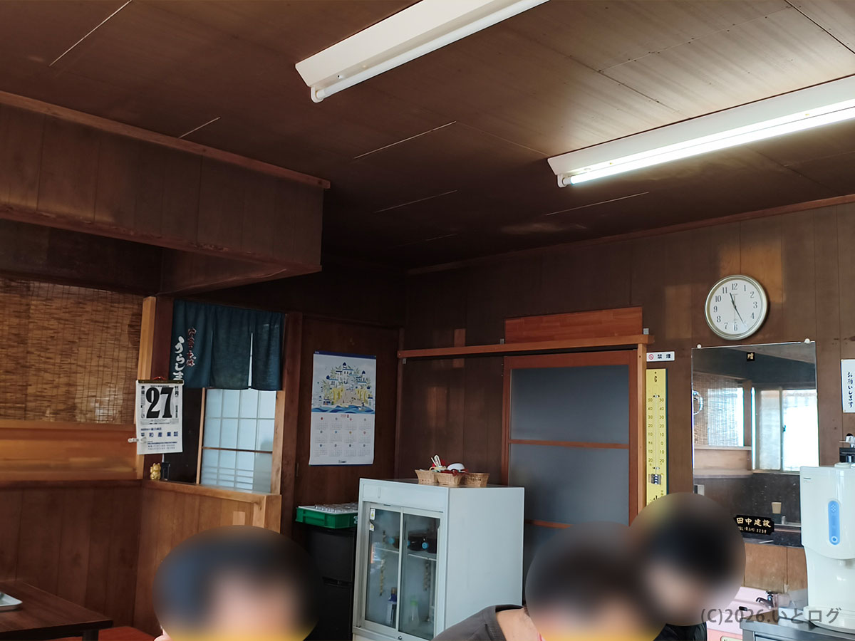 うらしま店内の様子、昔ながらの雰囲気で混雑時は満席になることも