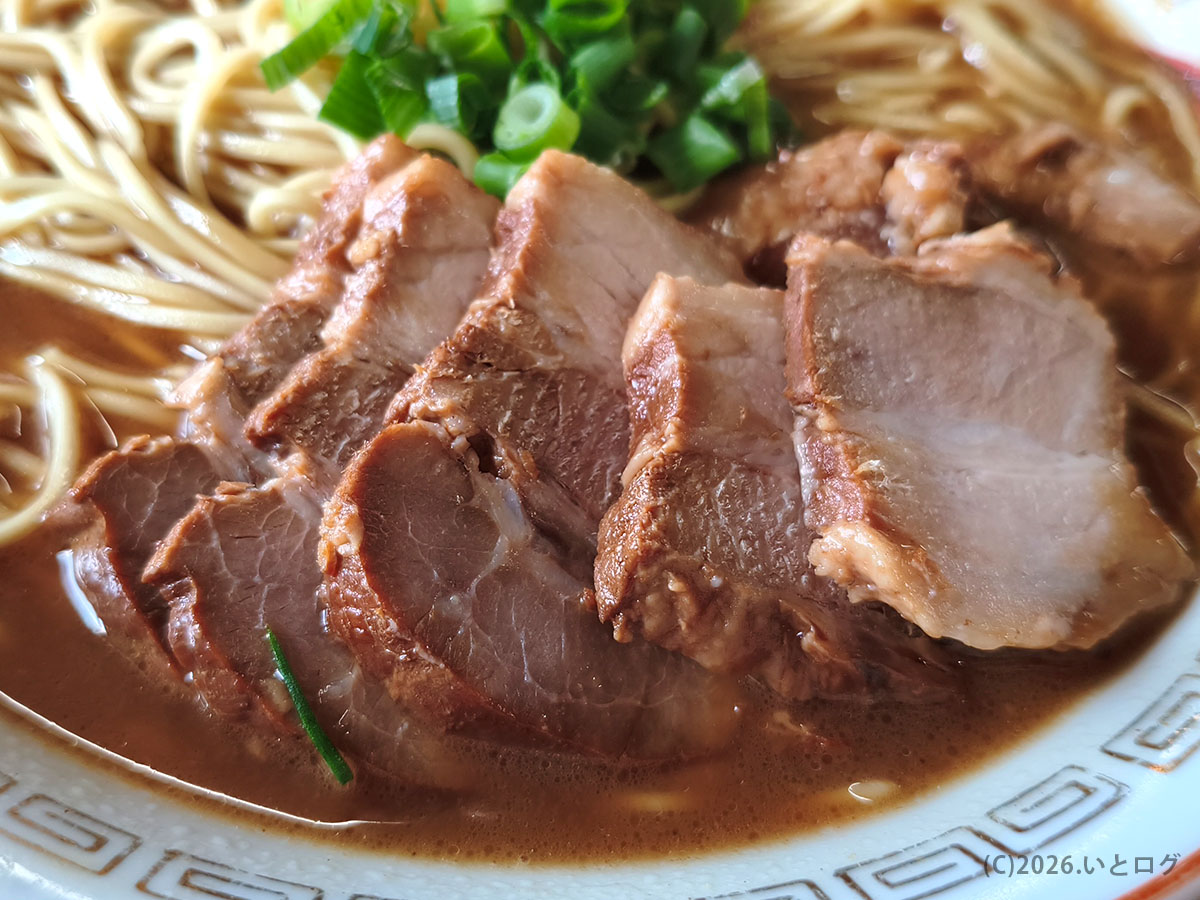 うらしまの分厚いチャーシュー、旨味が染みた中華そばの主役