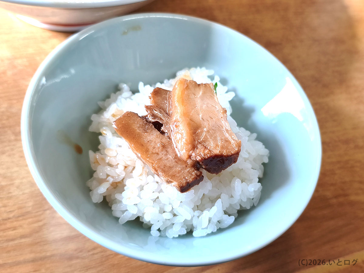 うらしまのチャーシューを乗せたライス、ラーメンと相性抜群