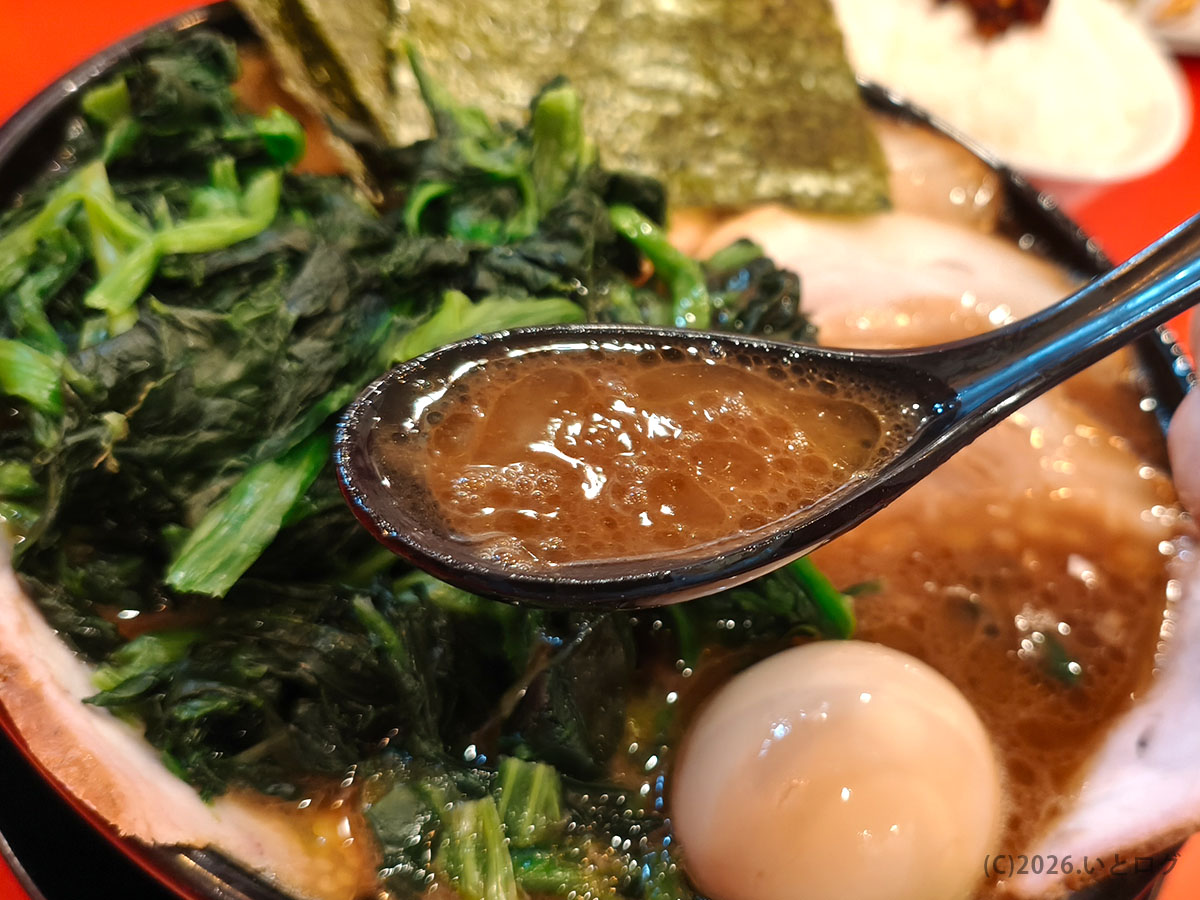 大輝家の濃厚豚骨醤油スープ 家系ラーメンらしいコクと旨味が特徴