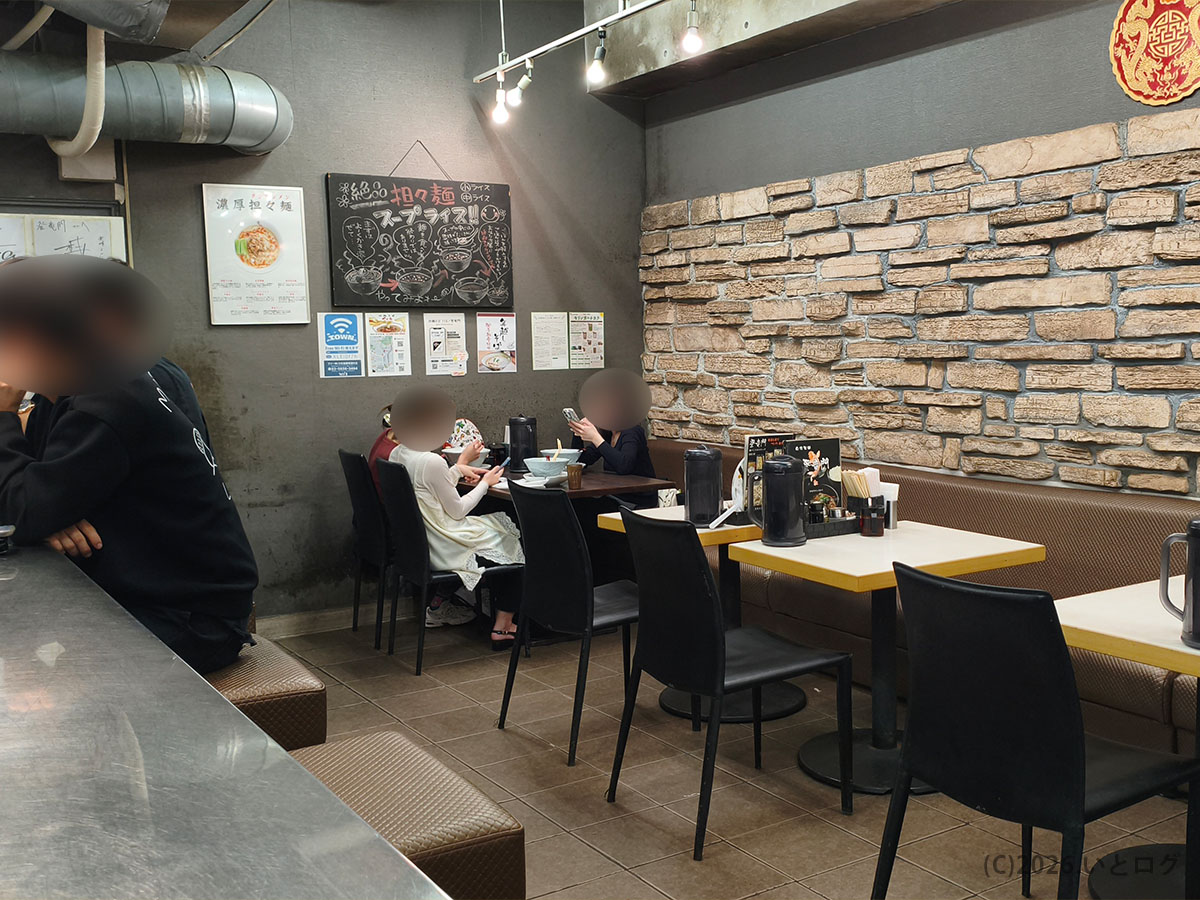 沖縄県 登竜門 那覇 店内の様子｜カウンターとテーブル席があるラーメン店