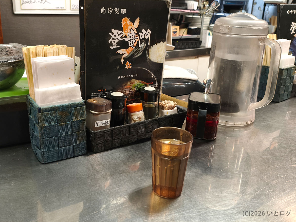 登竜門 那覇 卓上調味料とカウンター席の様子｜沖縄ラーメン店の雰囲気