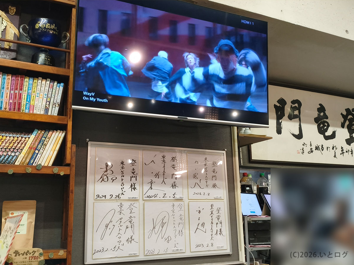 登竜門 沖縄 店内の壁面サインと雰囲気｜那覇ラーメン人気店の内観
