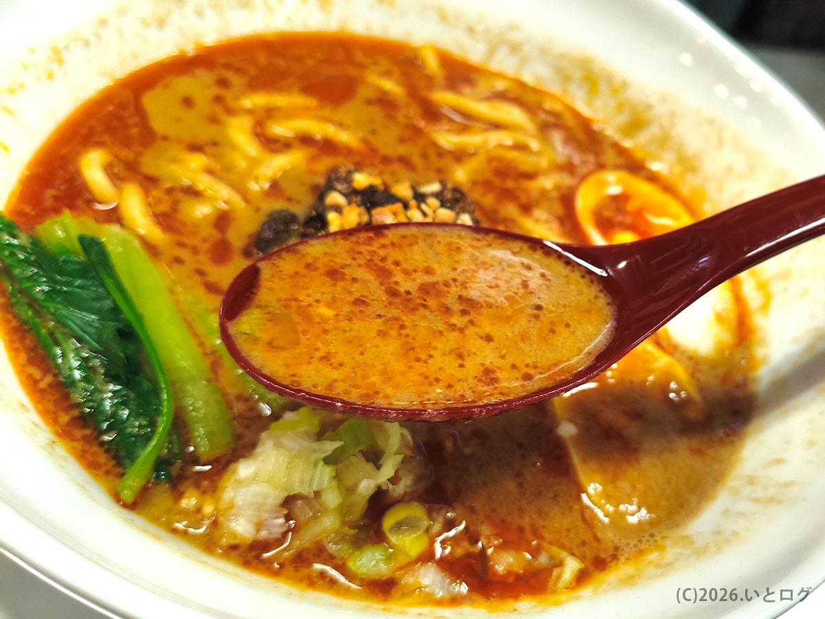 登竜門 ラーメンの担々スープ｜コクと辛味が特徴の沖縄ラーメン