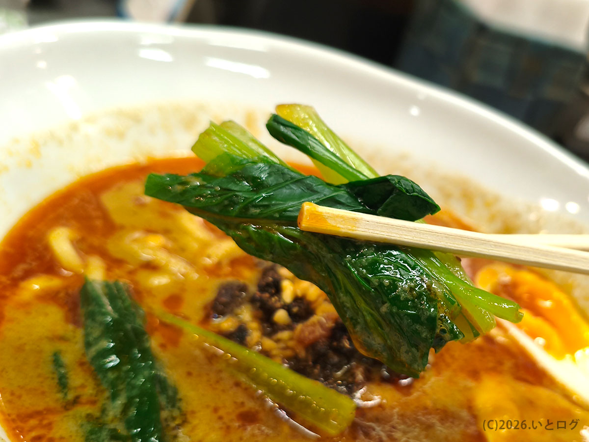 登竜門 坦々麺の青菜トッピング｜具材バランスが光る那覇ラーメン