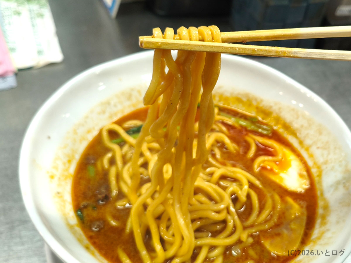 自家製 麺 登竜門 那覇 本店の中太麺｜スープと絡むラーメンの主役