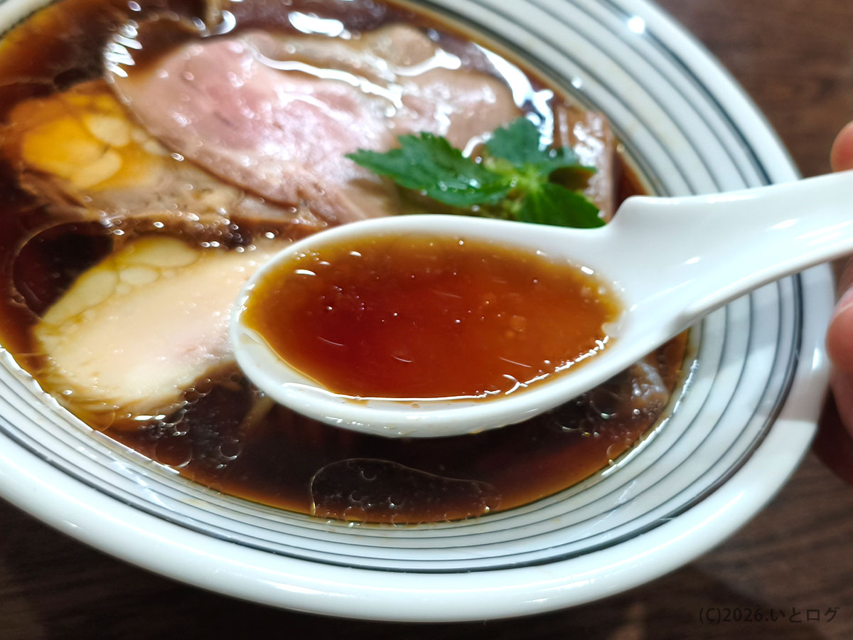 琉球ラーメンアポロの醤油スープ（コク深い味わいの沖縄ラーメンレビュー）
