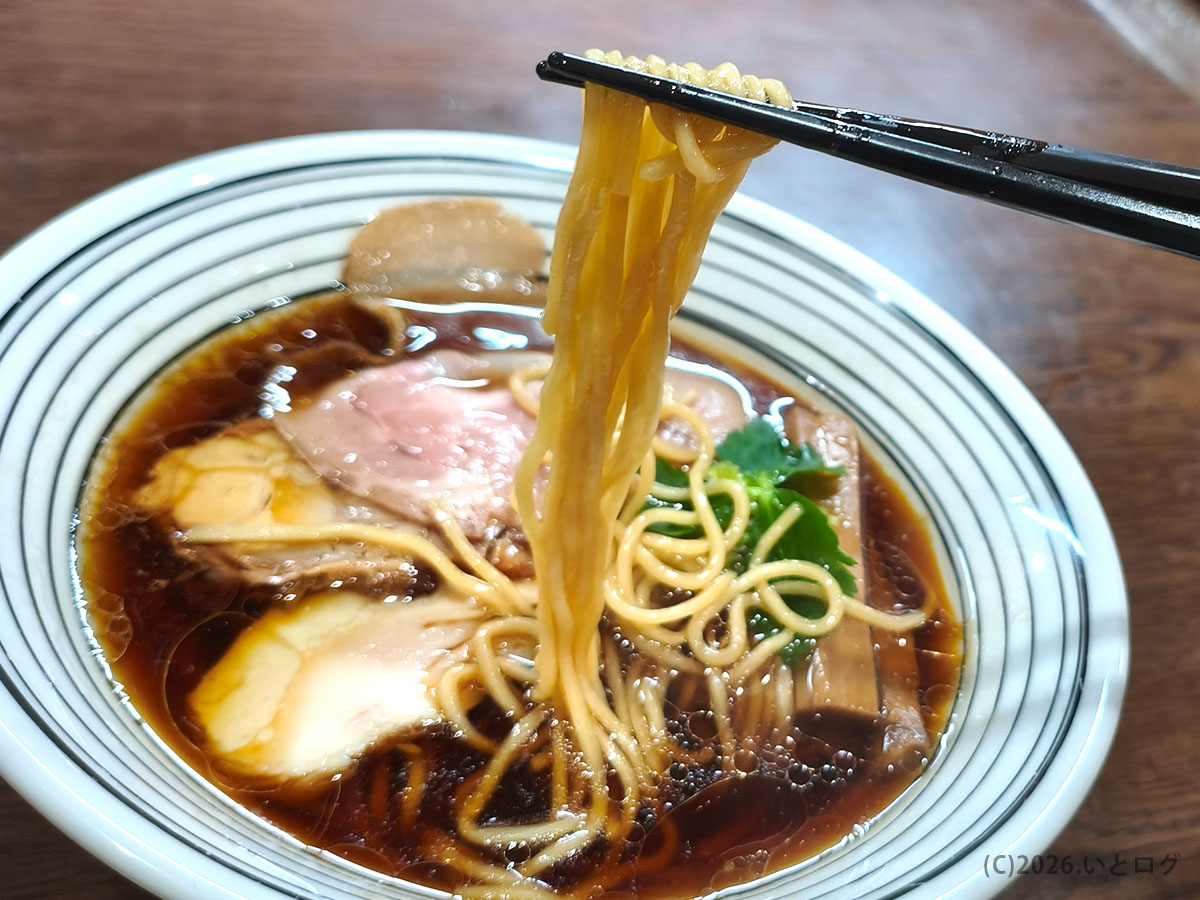 Ryukyu Ramen Apolloの麺リフト（浦添で人気のラーメンの細麺とスープの絡み）