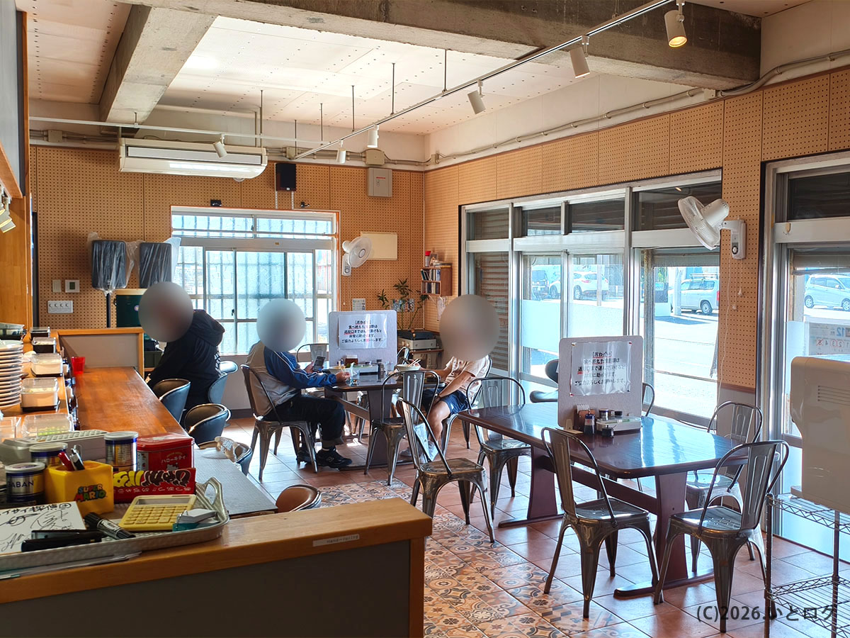 まるつストア 店内の様子|読谷村のローカルストアらしい落ち着いた雰囲気