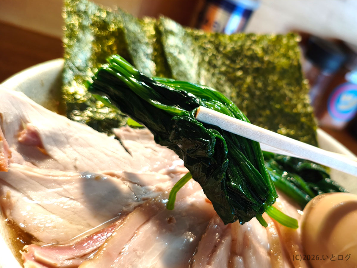 まるつストアのほうれん草トッピング|読谷村ラーメンで人気の家系スタイル