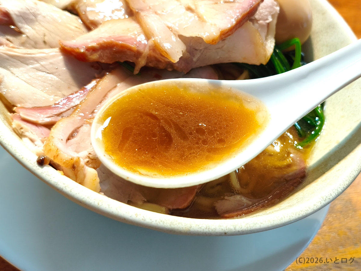 まるつストアの豚骨醤油スープ|読谷村で味わえるコク深い沖縄ラーメン