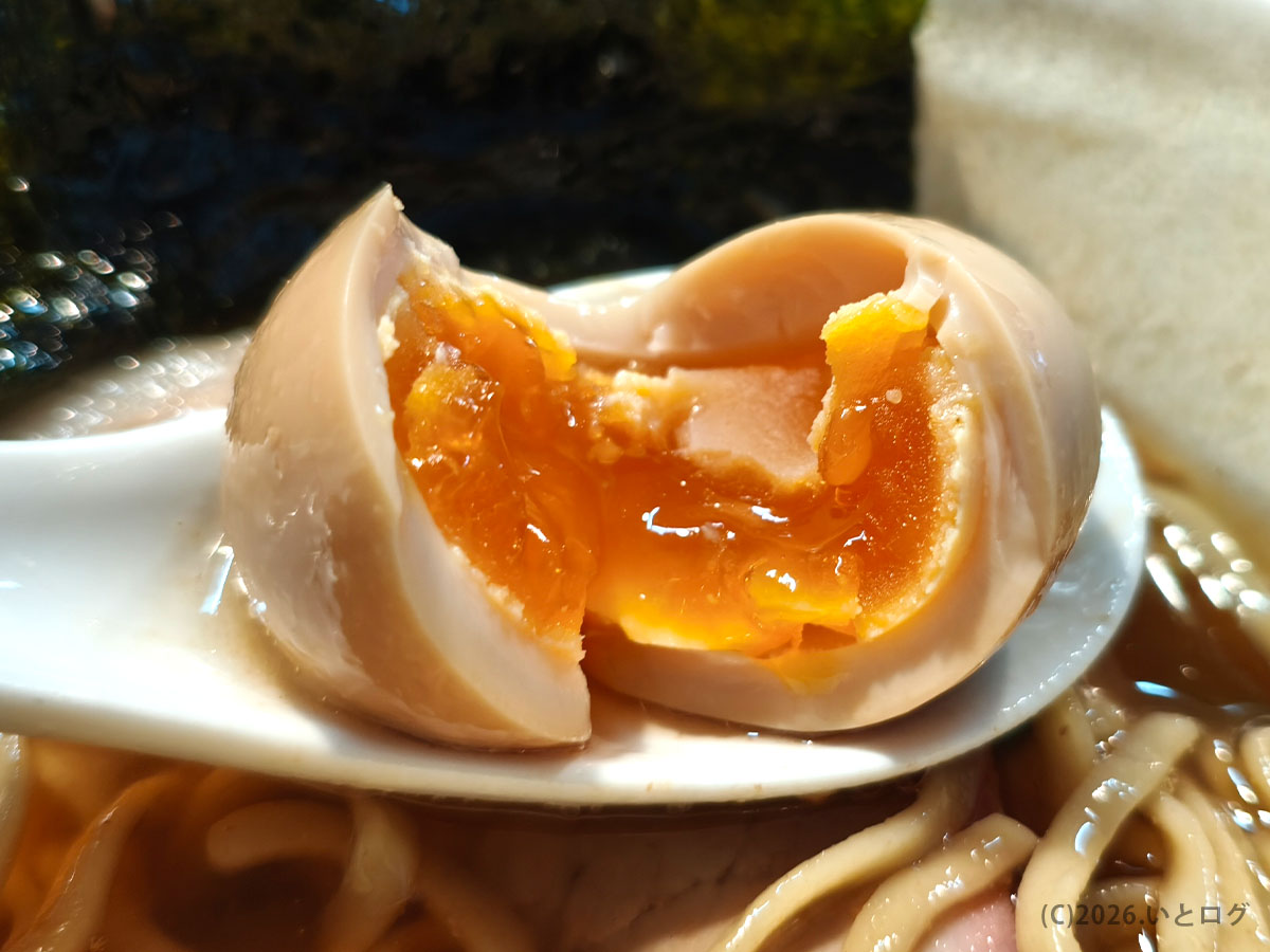 まるつストアの半熟味玉|読谷村グルメで外せない濃厚トッピング