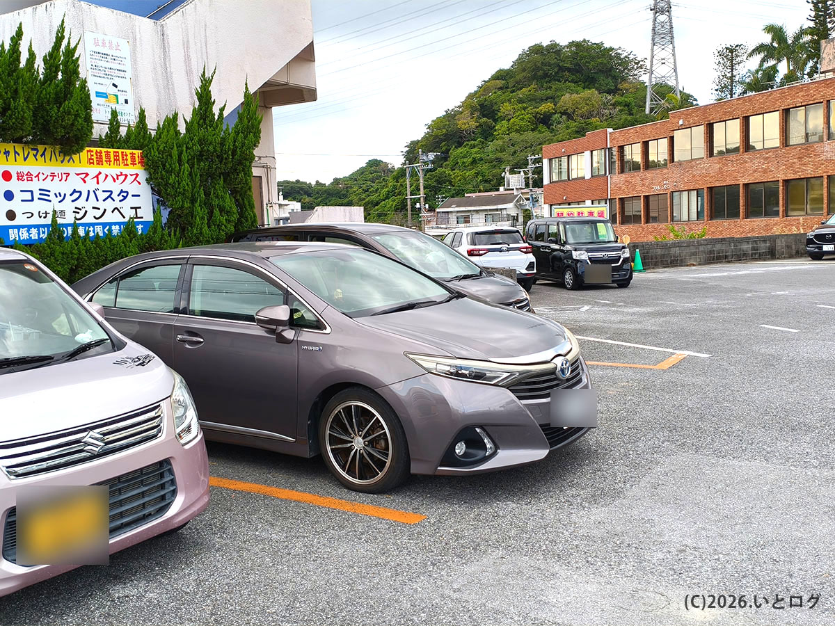 つけ麺 ジンベエ 沖縄市の店舗外観と駐車場の様子