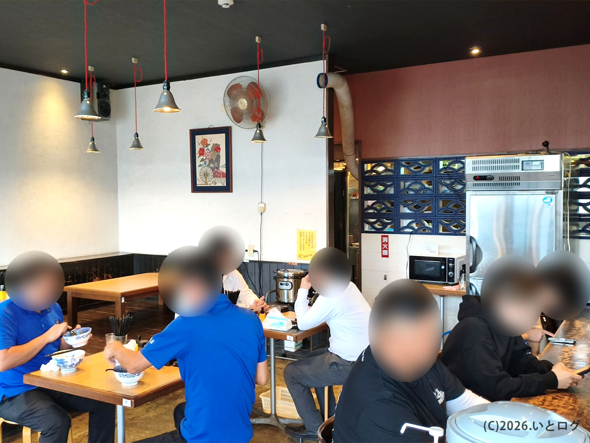 沖縄市 つけ麺 おすすめ店ジンベエの店内と客席の雰囲気