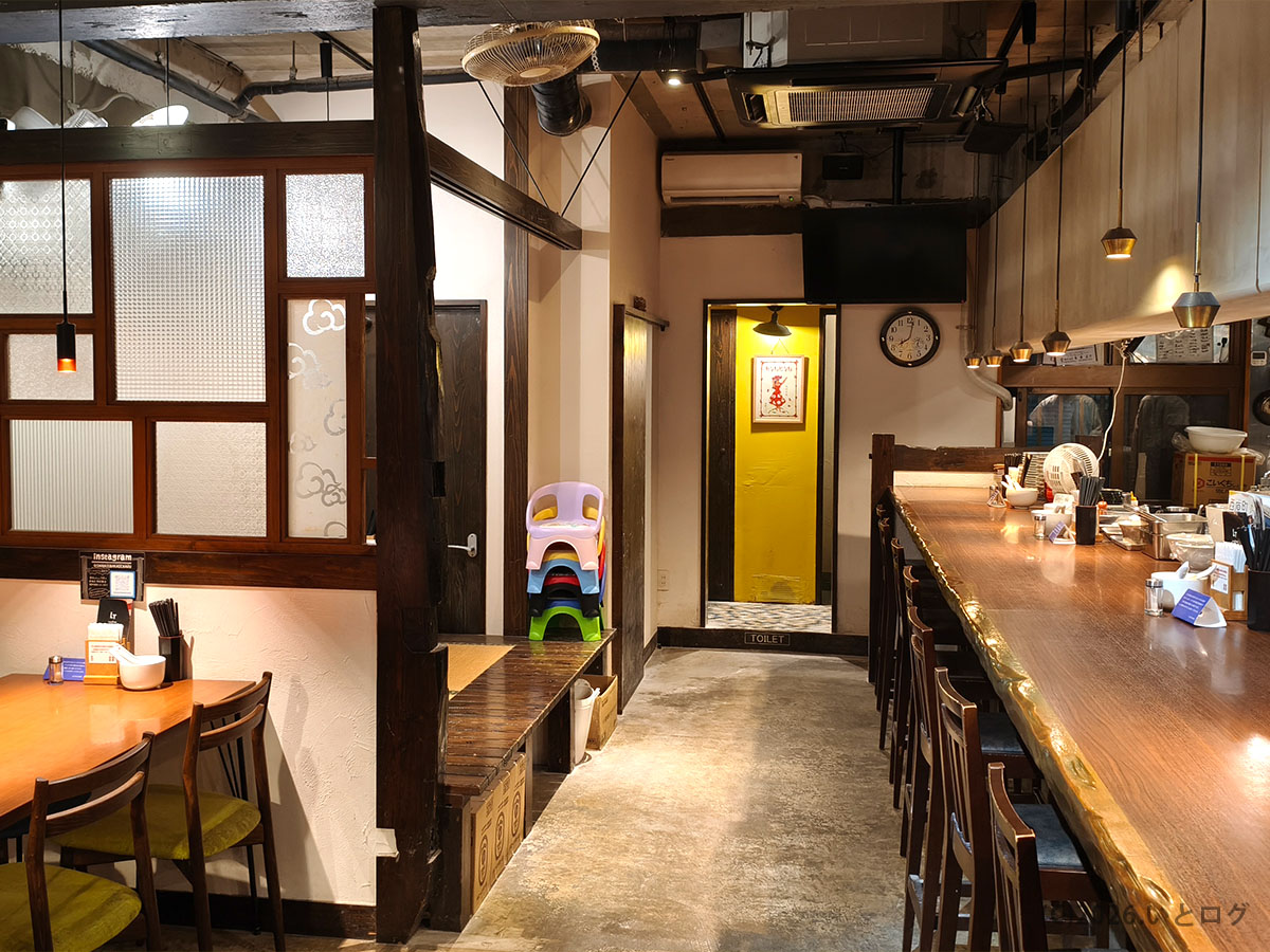 支那そば かでかる 西原町の店内 カウンター席中心の落ち着いた雰囲気