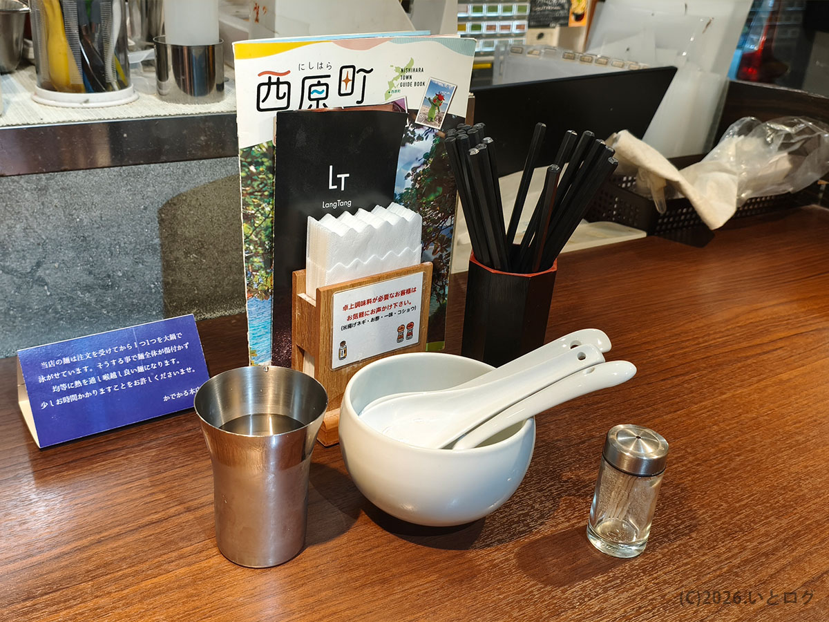 支那そば かでかるの卓上調味料とカトラリー 沖縄支那そば店の基本セット