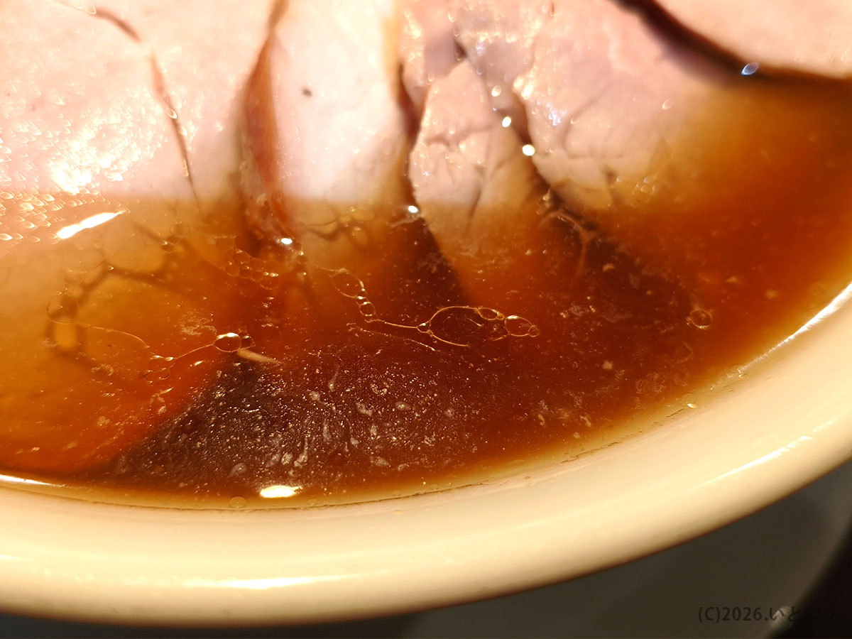 沖縄 支那そば かでかるの醤油スープ あっさりながら旨味の強い一杯