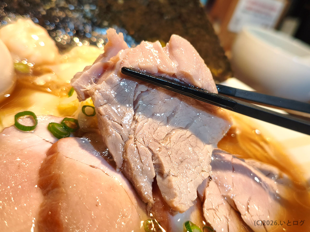 支那そば かでかるのチャーシュー 中華そばらしいしっとり食感が特徴