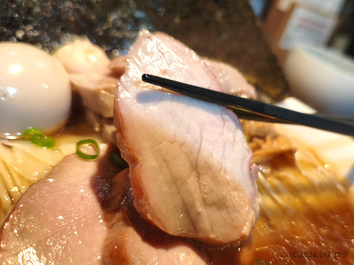 沖縄 あっさりラーメンの王道 支那そばかでかるの柔らかいチャーシュー