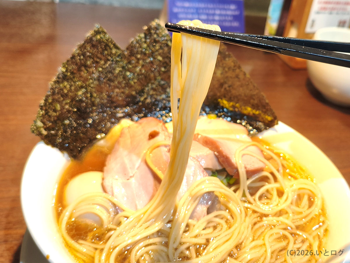 支那そば かでかる 西原町の細ストレート麺 スープと絡む軽やかな食感