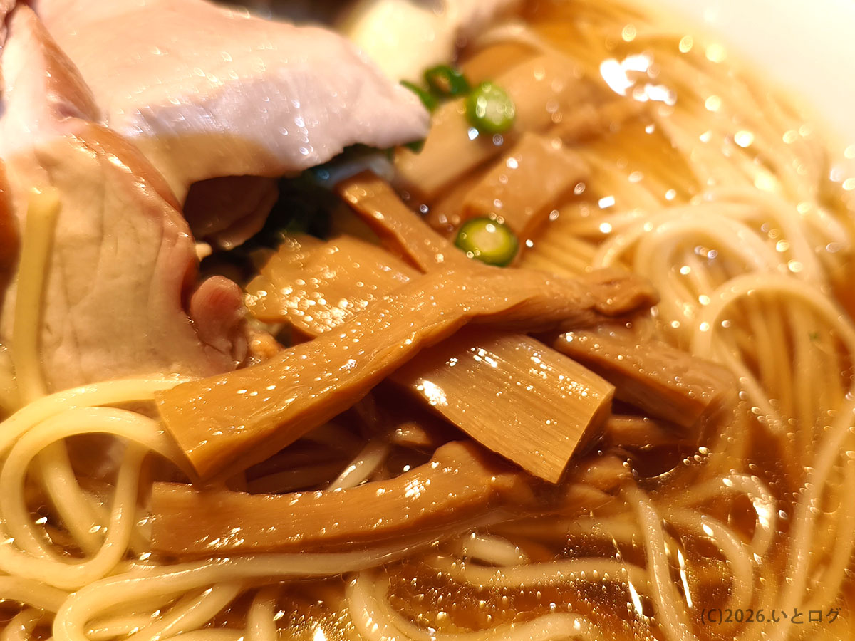 支那そば かでかるのメンマ コリコリ食感が際立つ沖縄中華そばの具材