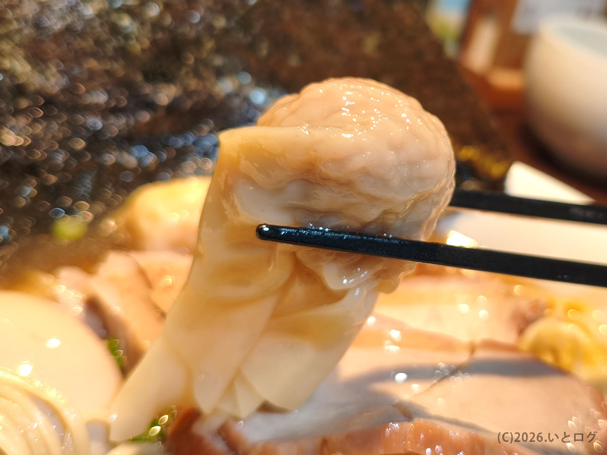 沖縄 南部 ラーメンの実力店 かでかるのワンタン 口当たりの良さが際立つ