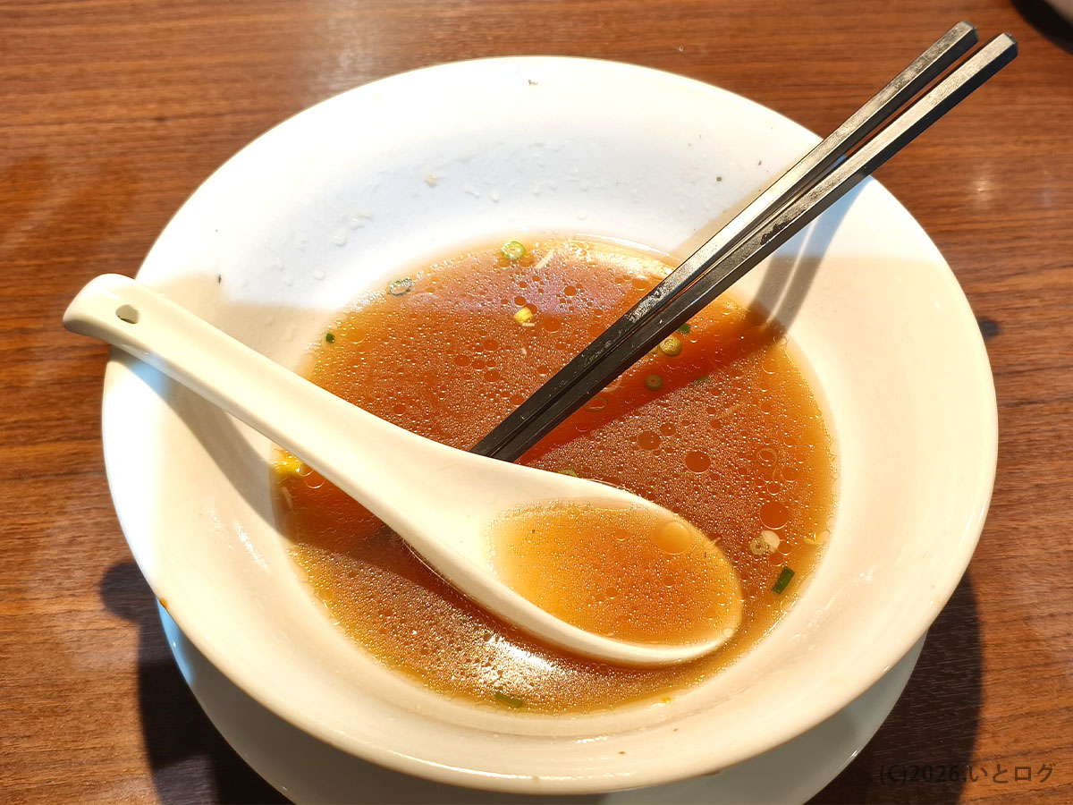 支那そば かでかるの食後の丼 あっさりスープまで飲み干せる沖縄ラーメン