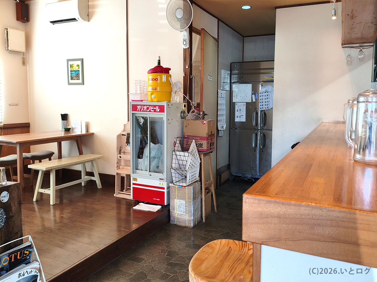 ナギサ 沖縄ラーメン 店内 カウンターと座敷 与那原 カフェ風 ラーメンの雰囲気