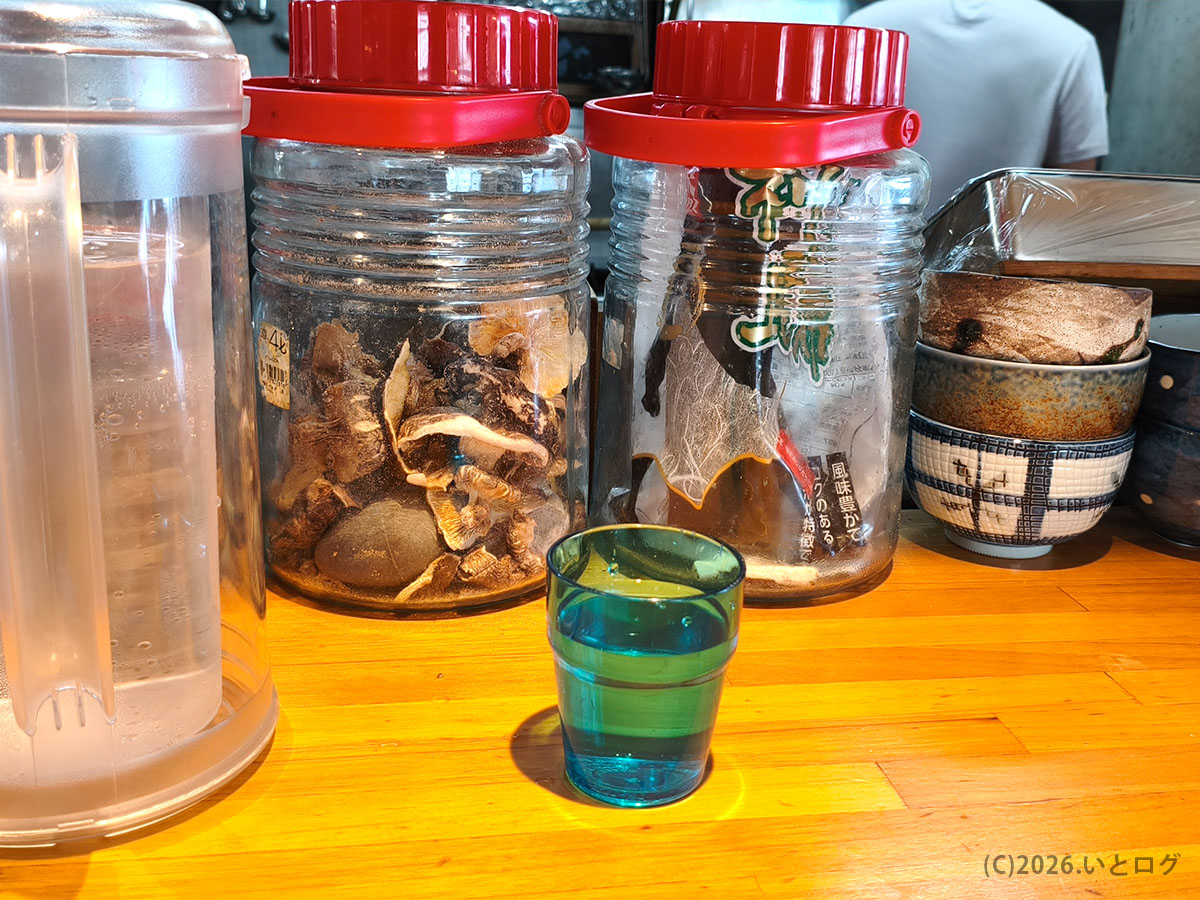 沖縄ラーメン NAGISA 卓上の出汁素材 あっさりラーメン 沖縄のこだわり