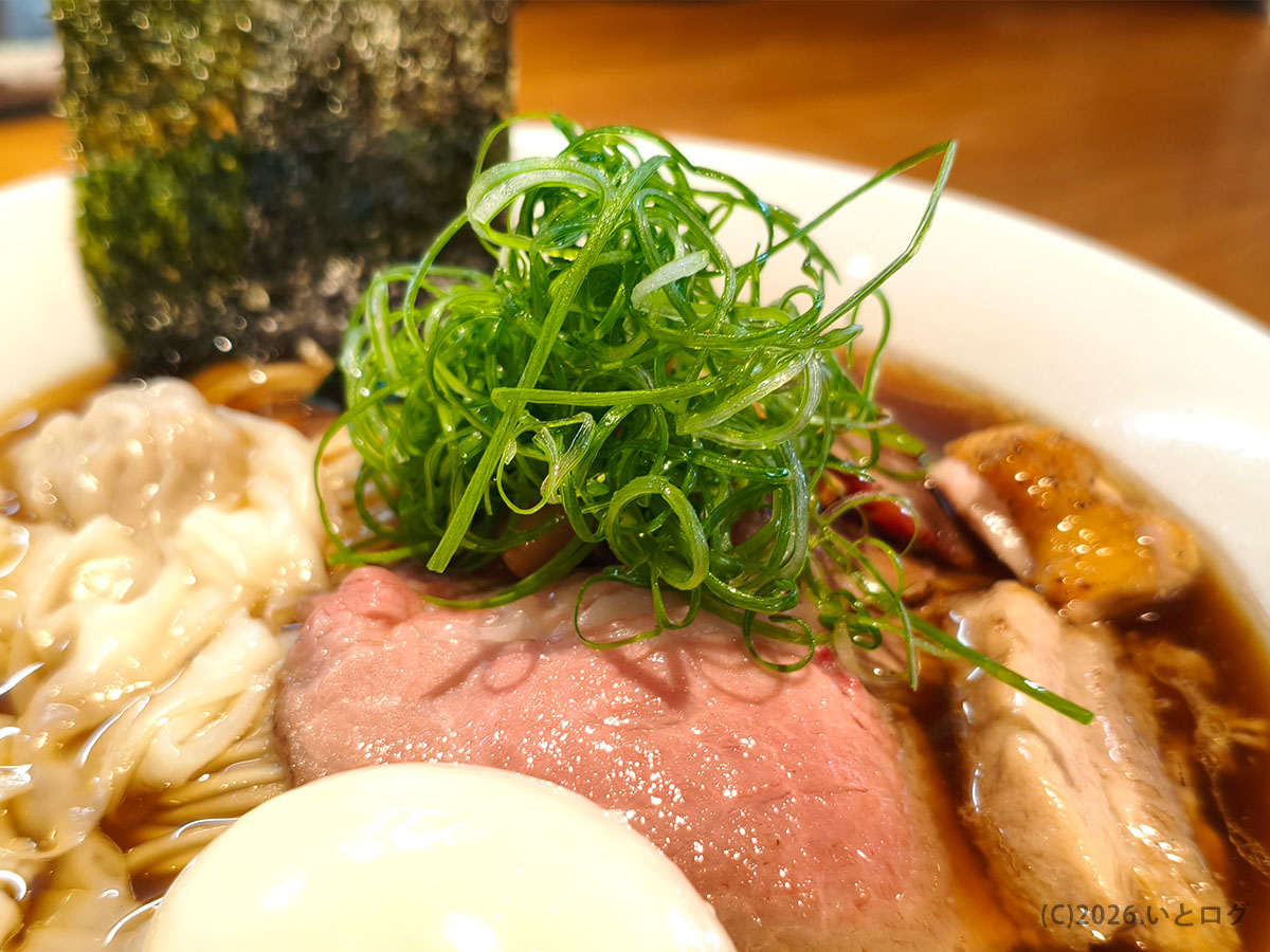 与那原町 ラーメン NAGISA 上特製醤油 ネギとチャーシュー あっさり系沖縄ラーメン