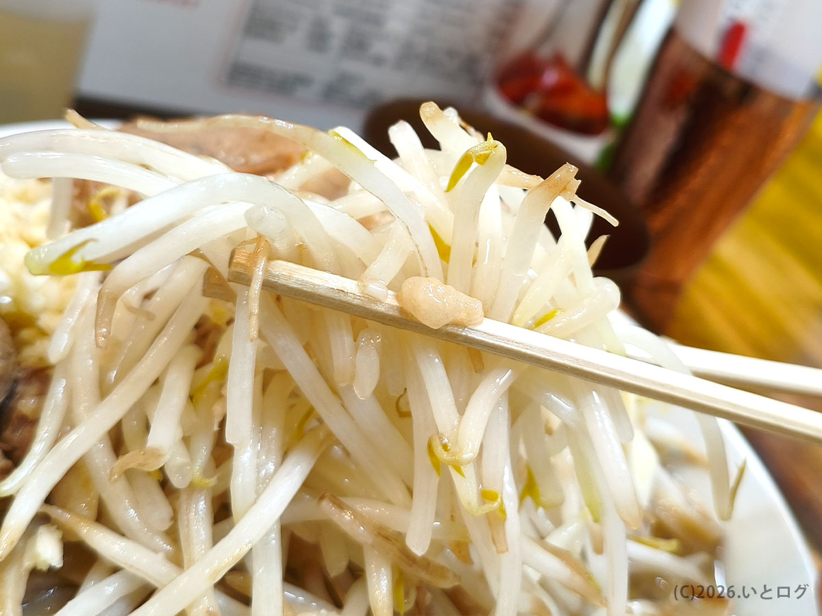 ヤサイ増しのもやしが山盛りの一杯（那覇 二郎系ラーメン・デカ盛り系）