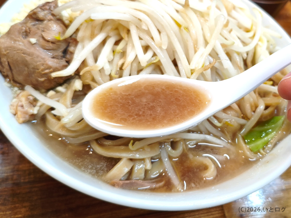 時は豚なり沖縄58号線店のスープ（濃厚な豚骨醤油・那覇ラーメンレビュー）