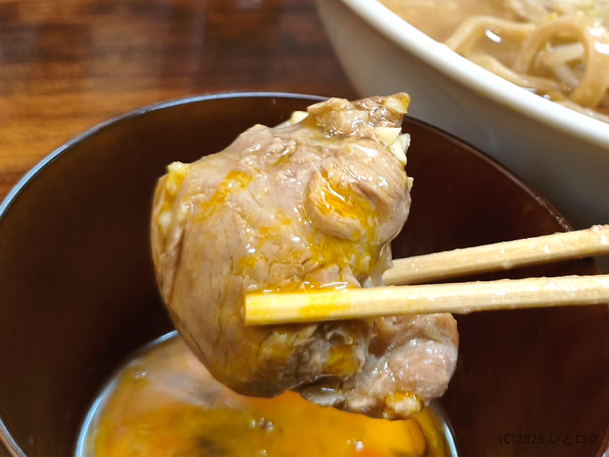 豚を卵にくぐらせて食べるスタイル（那覇 デカ盛り系ラーメン）