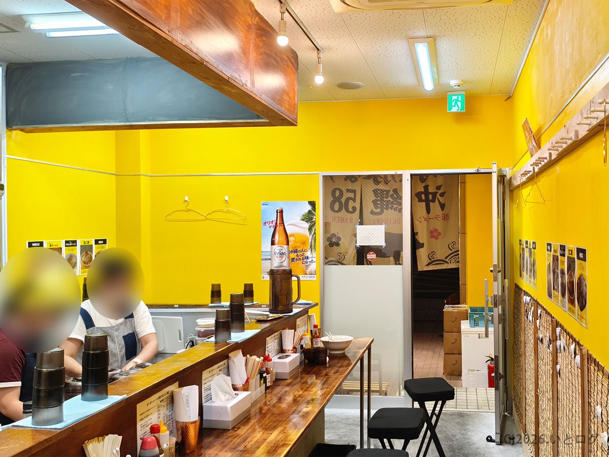 時は豚なり沖縄58号線店の店内カウンターの様子（那覇 二郎系ラーメン店の雰囲気）