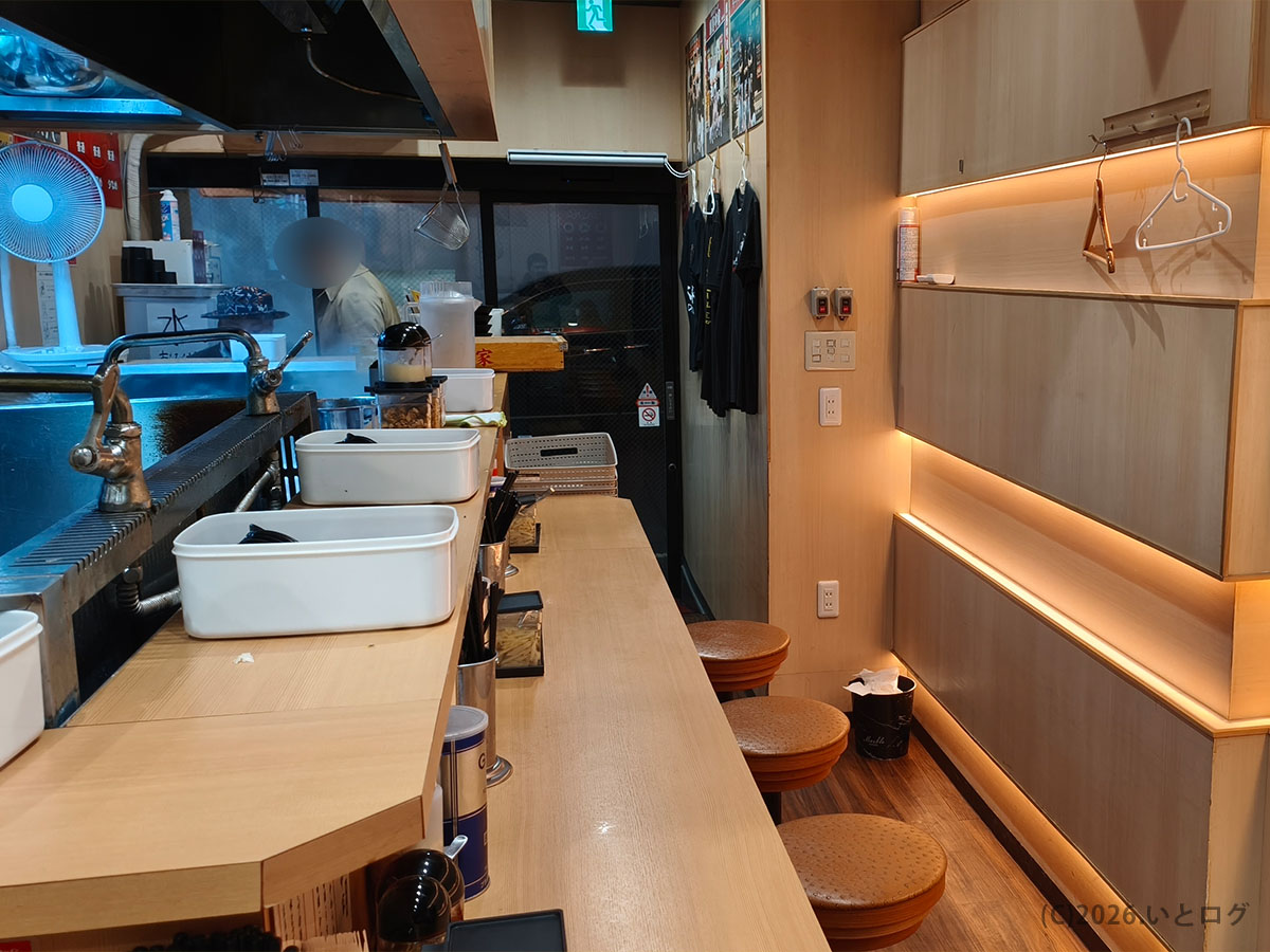 野中家 池袋 店内 カウンター席の様子 落ち着いた雰囲気で一人でも入りやすい家系ラーメン店