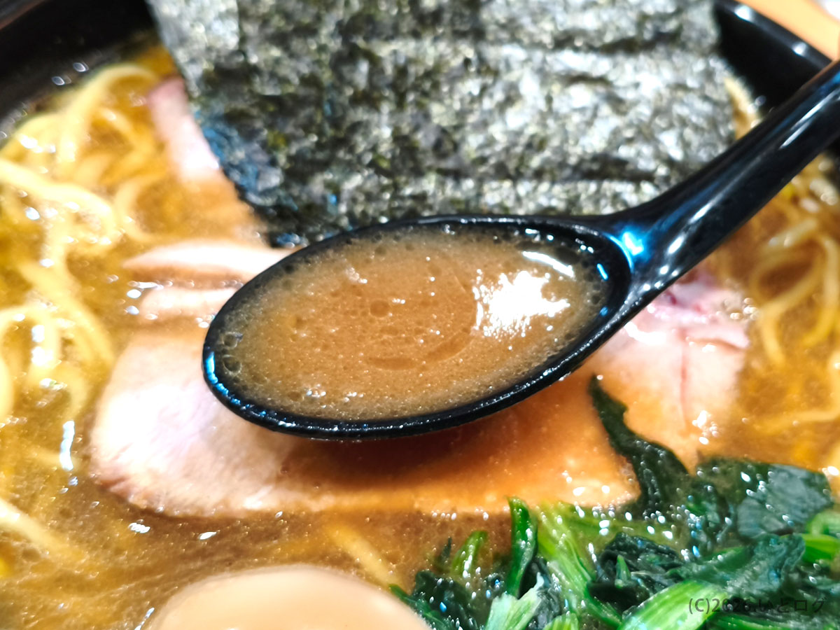 横浜家系ラーメン 野中家 池袋 濃厚スープ 醤油と豚骨のバランスが際立つ一口