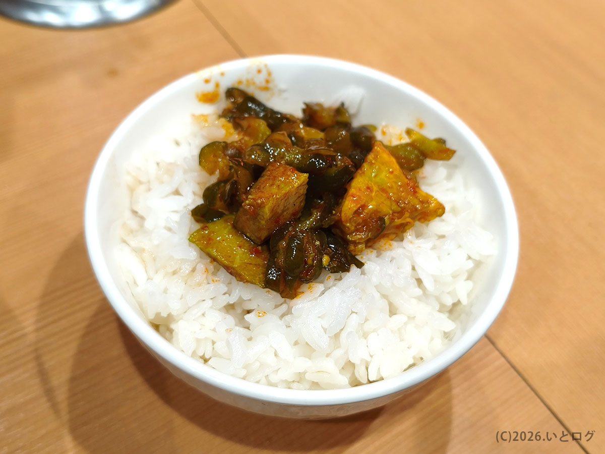 池袋 家系ラーメン ライス無料 野中家 ご飯に漬物をのせた定番の食べ方