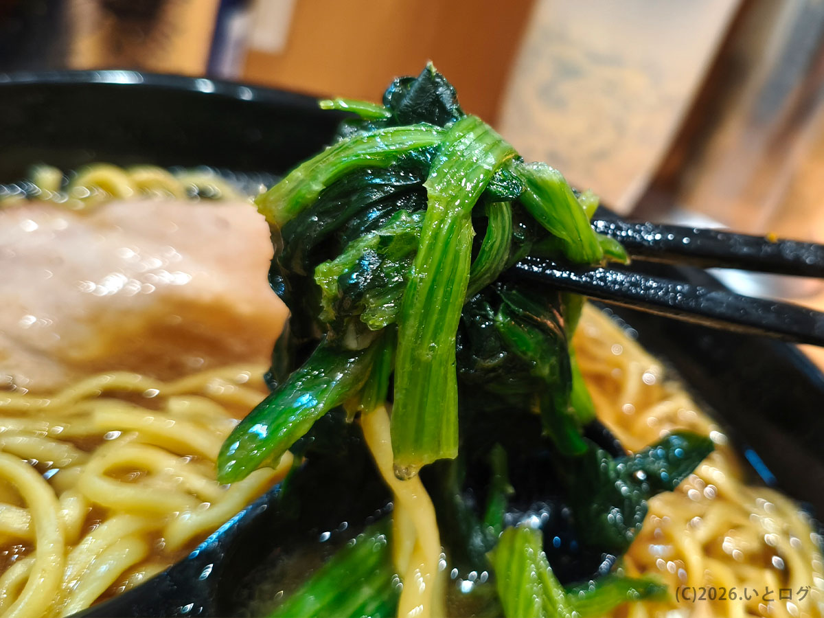 池袋 家系ラーメン 人気 トッピングほうれん草 スープを吸って旨味が広がる