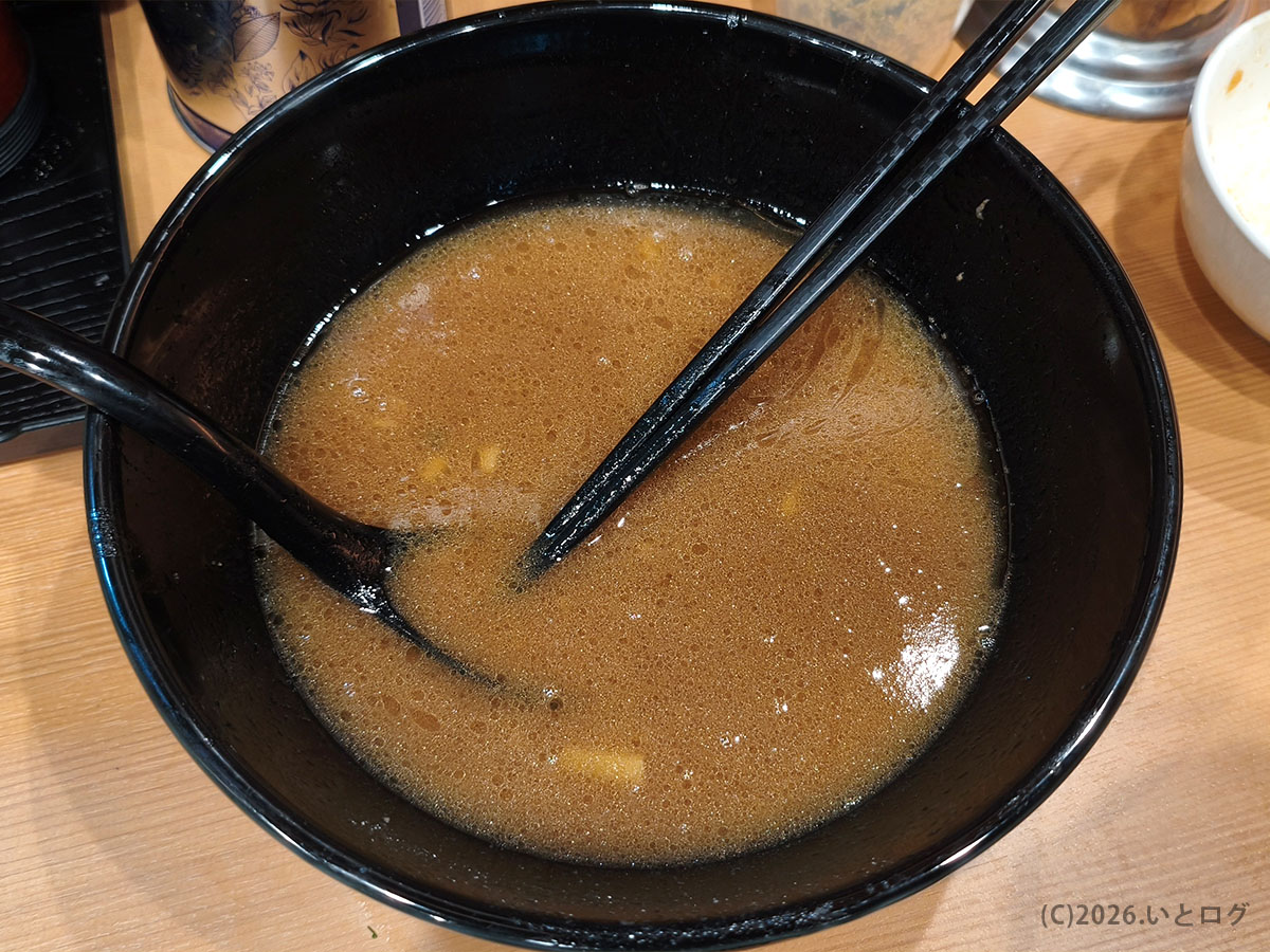 四代目野中家 池袋 ラーメン 完飲後のスープ 濃厚ながら最後まで飲み干せる味わい