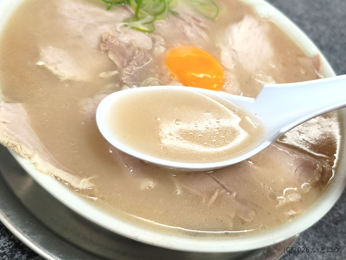 佐賀ラーメン いちげん ラーメンのスープ｜濃厚な豚骨に生卵が特徴の一杯をレビュー