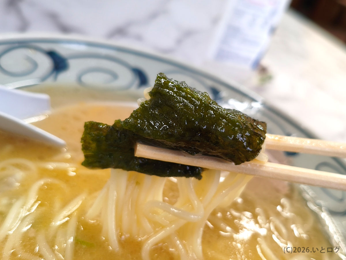 ラーメン もとむら トッピング 海苔とスープの相性を楽しむ一口