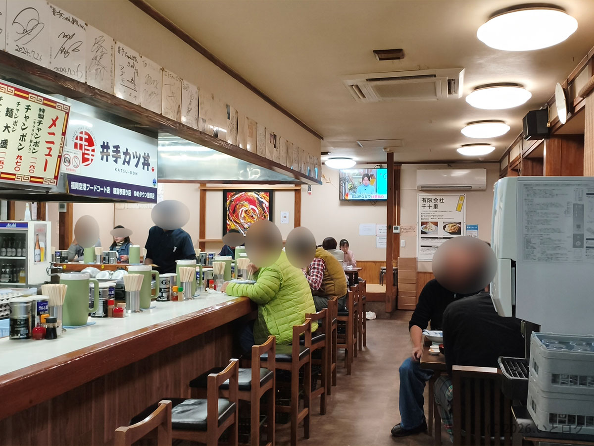 井出ちゃんぽん 本店 店内の様子 カウンター席中心で混雑時は行列になる人気店