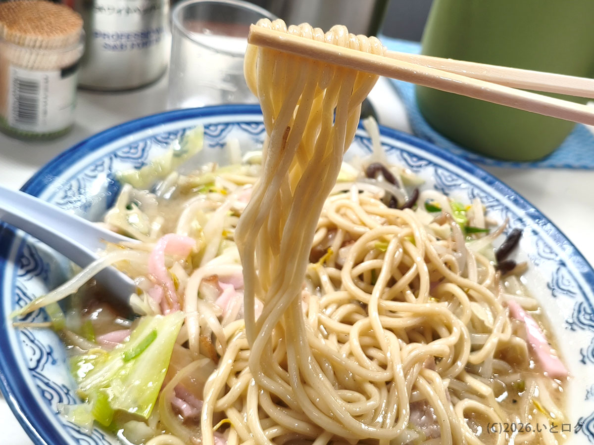 井出ちゃんぽん 麺のアップ 中太麺でスープとの相性が良い一杯