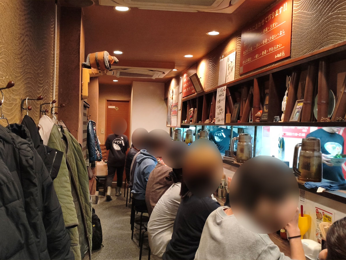 長崎市のラーメン家 政の店内カウンター席の様子 混雑時の雰囲気