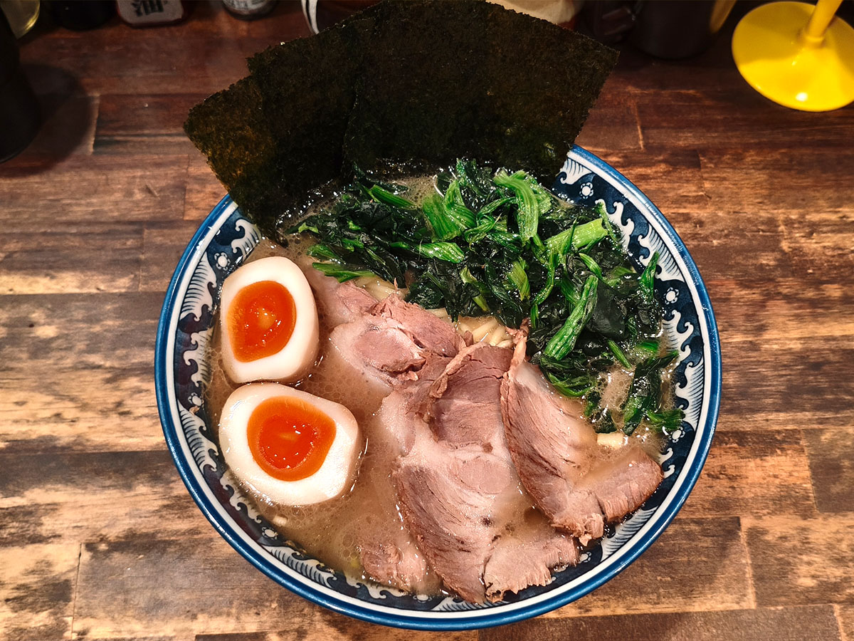 ラーメン家 政 長崎の家系ラーメン 味玉チャーシューほうれん草トッピング
