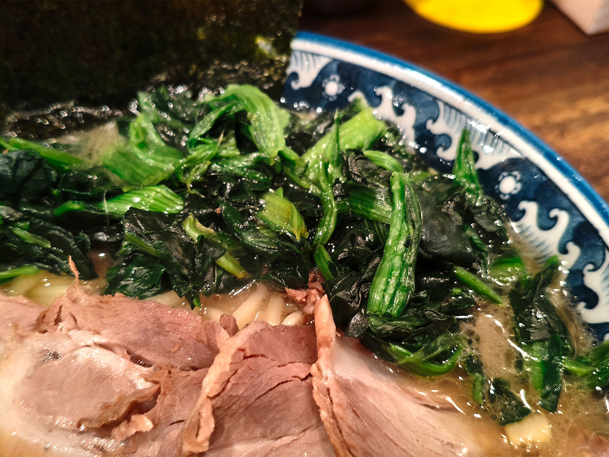ラーメン家 政のほうれん草トッピング 濃厚スープと絡む一杯