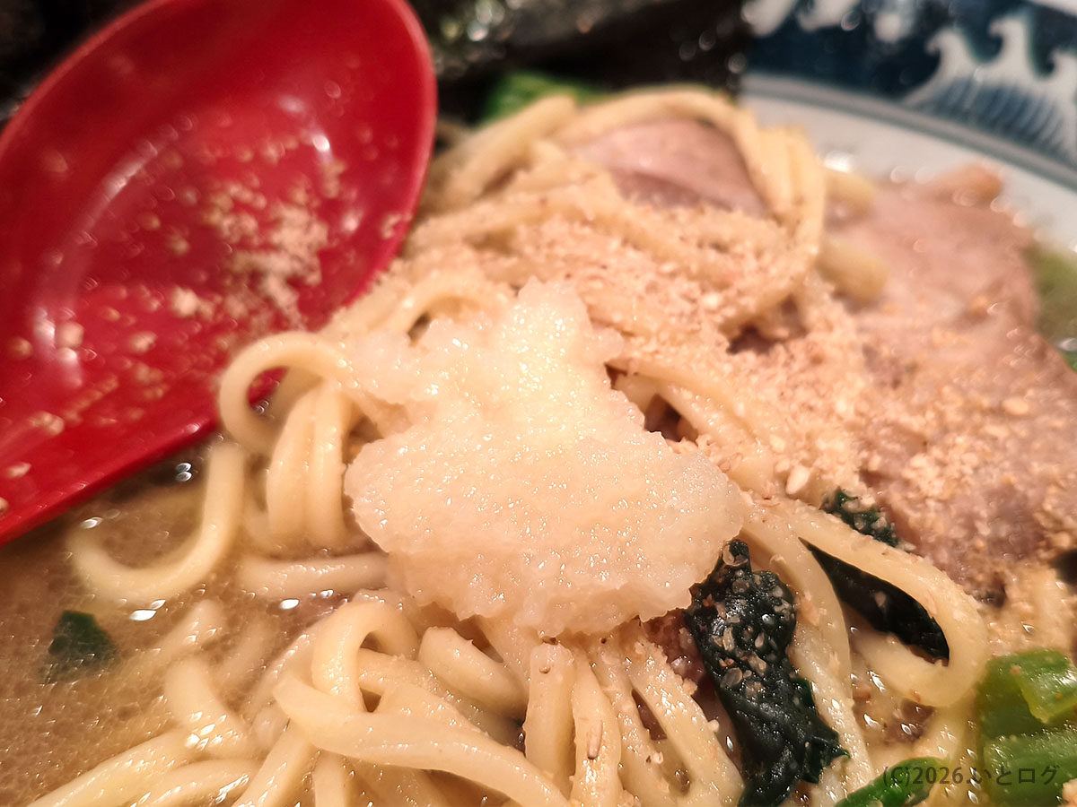 ラーメン家 政の卓上調味料とにんにく 味変で楽しむ家系ラーメン