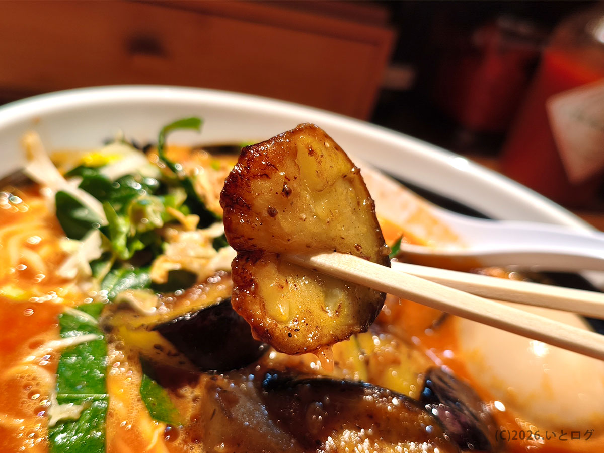 ラーメン柊 トマトラーメンの焼き野菜トッピング｜なすの香ばしさが特徴
