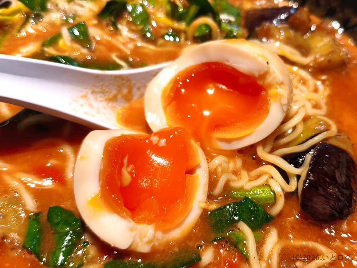 ラーメン柊 半熟味玉トッピング｜とろっとした黄身が特徴の人気トッピング