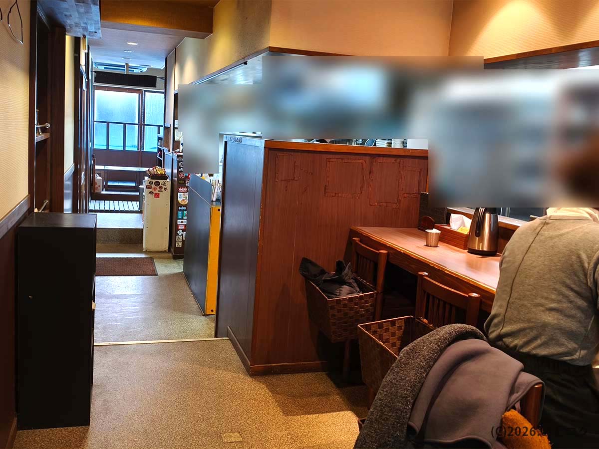 中華そば 佐々木麺之介の店内カウンター席｜長崎あっさりラーメン系の落ち着いた空間